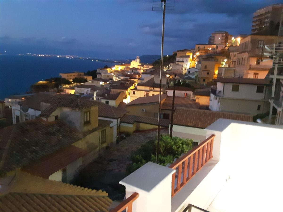 "Lo Studiolo" Apartment Pizzo  Bagian luar foto