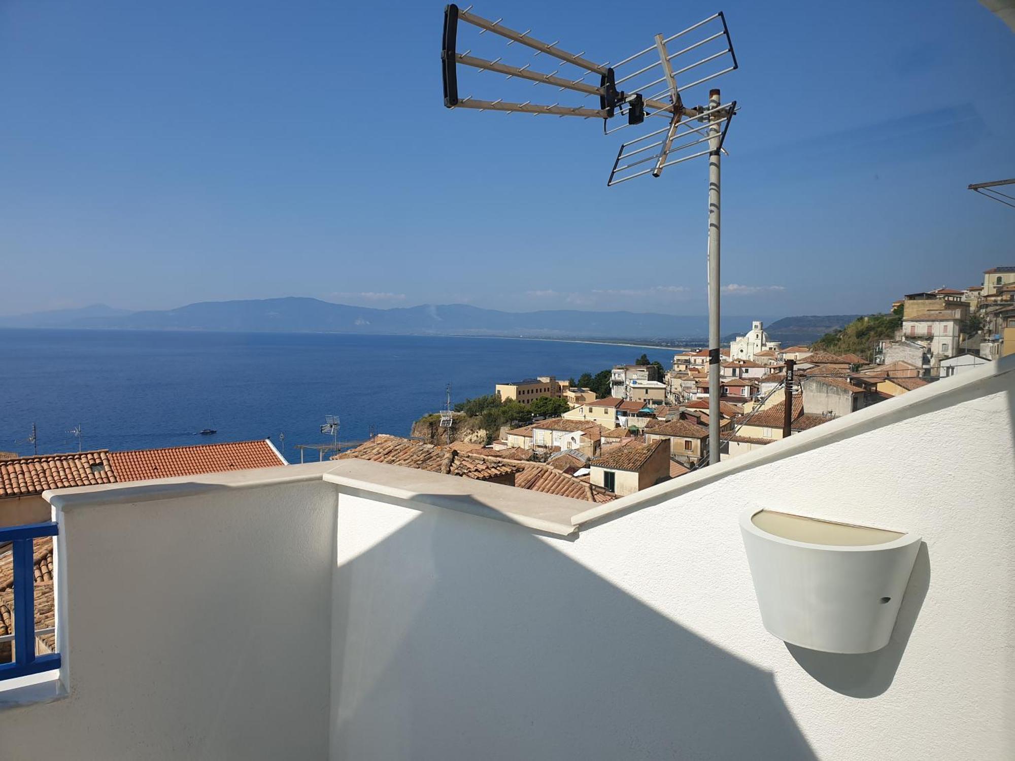 "Lo Studiolo" Apartment Pizzo  Bagian luar foto